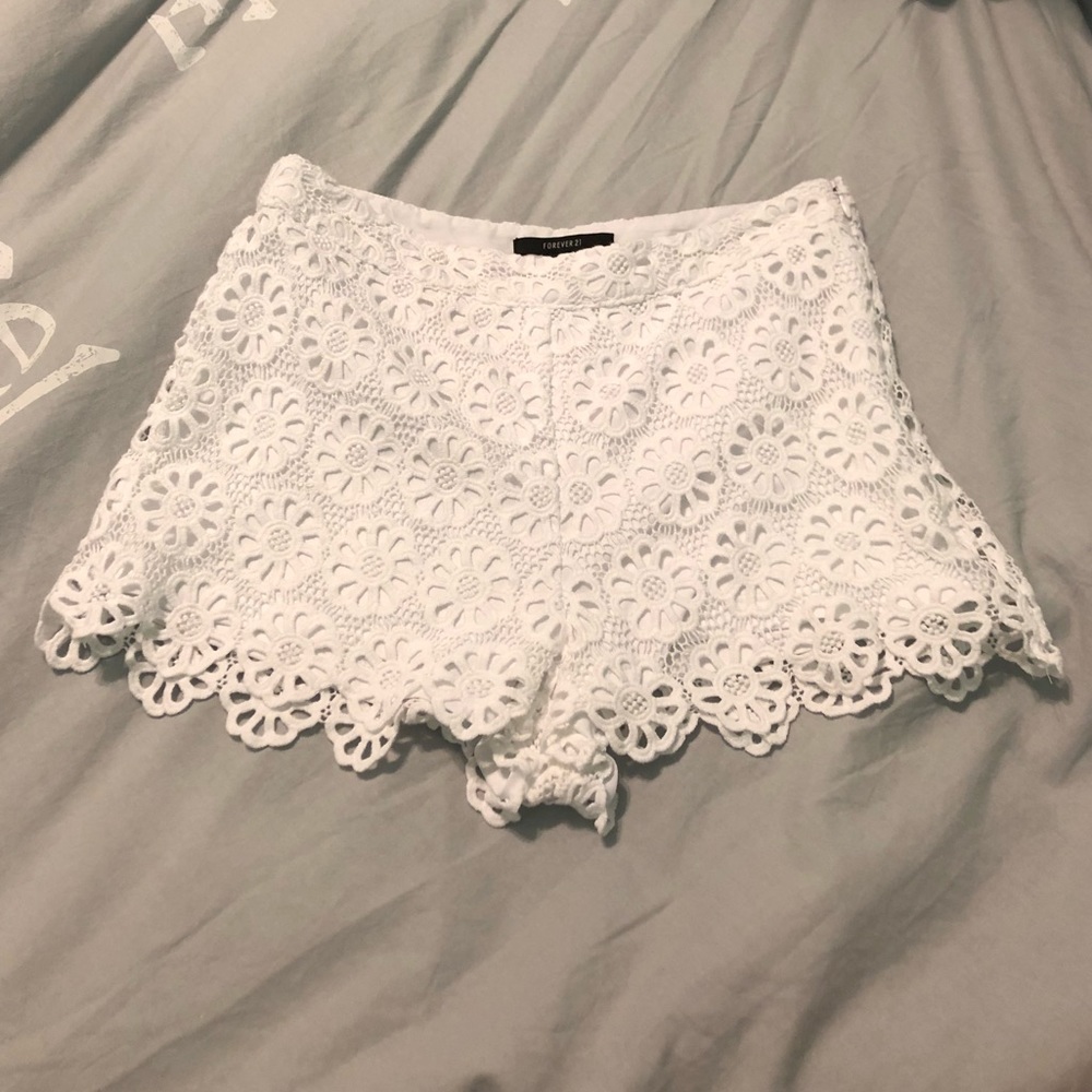 Flower lace patterned shorts